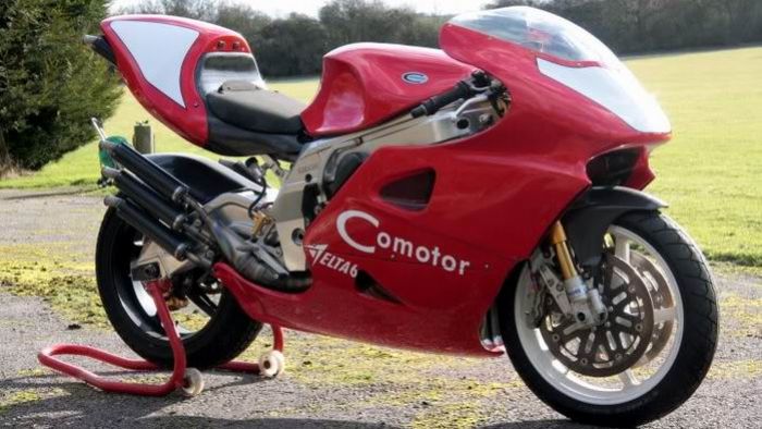 Εκπληκτική δουλειά, για μια μοναδική εξακύλινδρη δίχρονη μοτοσικλέτα που αποδίδει 160 άλογα και ζυγίζει μόλις 160 γεμάτα κιλά.